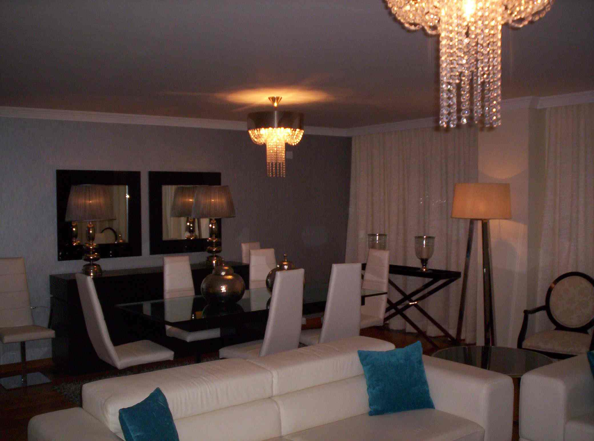 Sala de estar e jantar com lustres de cristal