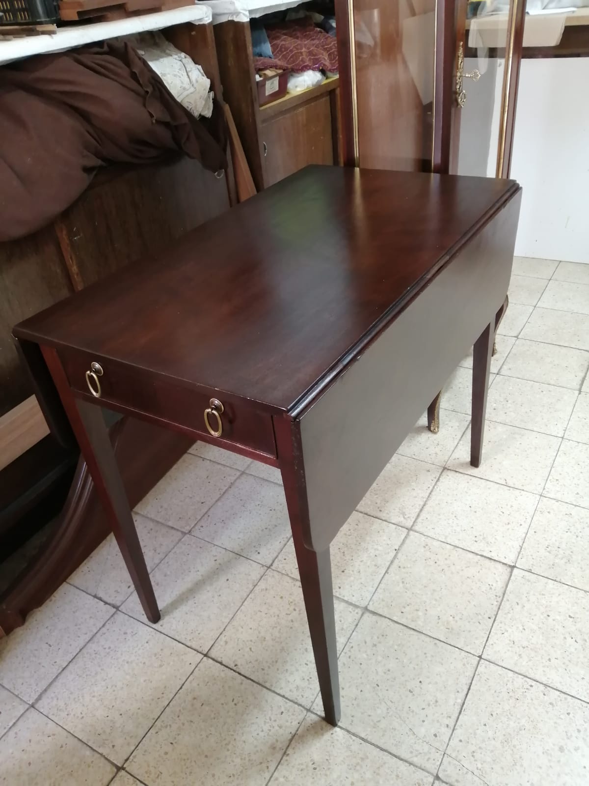 Mesa de abas em mogno polido, depois do restauro